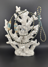 Load image into Gallery viewer, Kangaroo show lead in fern green and gold with two accent bead clusters